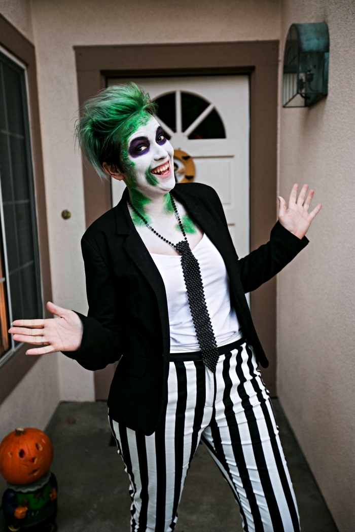 idée déguisement effrayant en beetlejuice composé de pantalon rayé en noir et blanc, veste noire et cravate, maquillage d'hallowen fantôme