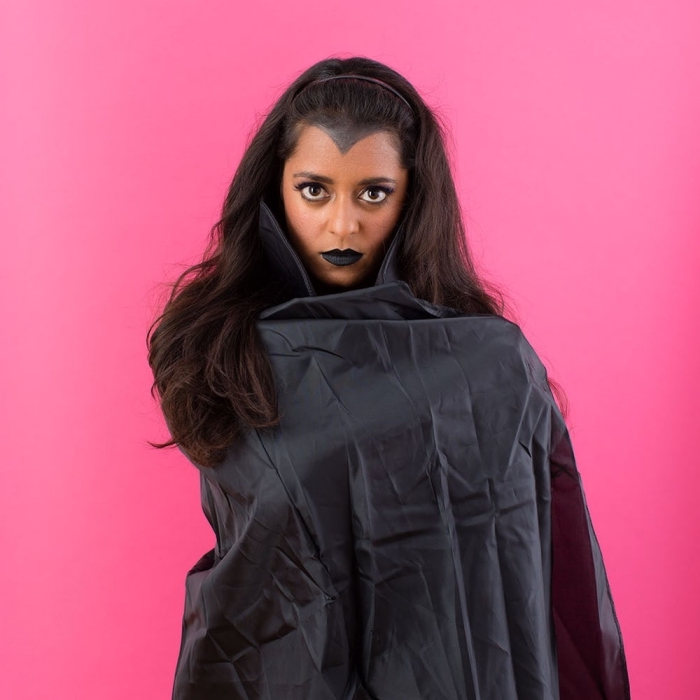 exemple comment se déguiser en vampire femme, tenue femme vampire DIY avec cape noire et robe courte, maquillage halloween vampire