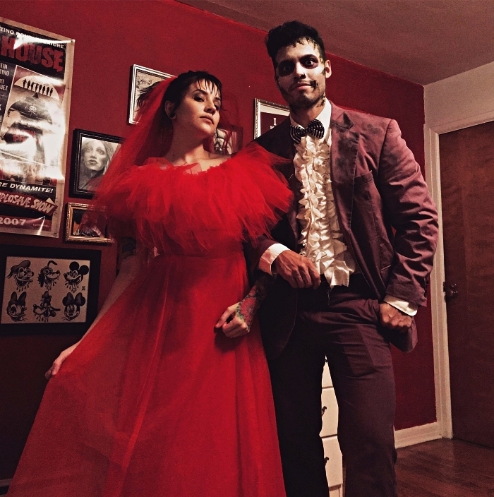 déguisement de couple pour halloween, lydia deetz en robe de mariée rouge et beetlejuice en tailleur rétro des années 80