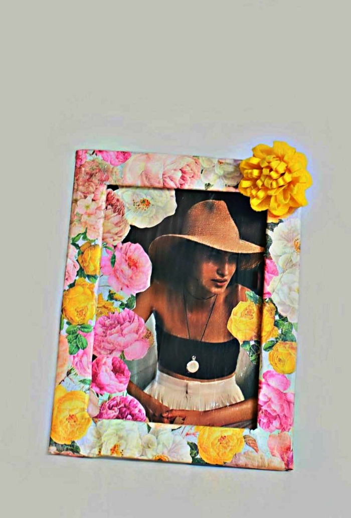 habiller un cadre photo de papier à imprimé floral, activité manuelle de printemps pour créer un objet déco