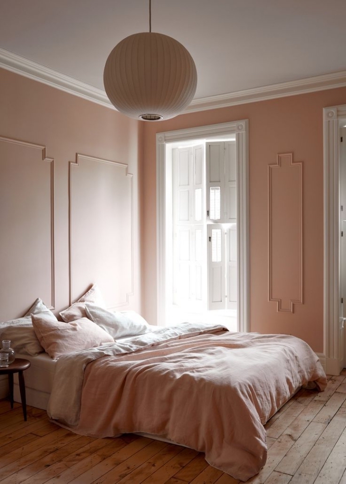 deco chambre romantique de style minimaliste, exemple de chambre rose au plafond blanc avec plancher bois