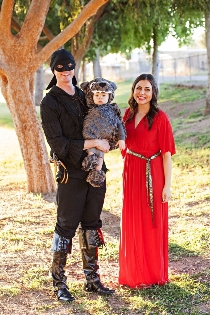 idée déguisement de groupe pour famille, déguisement de princesse bouton d'or en robe longue rouge, de brigand et de petit ourson