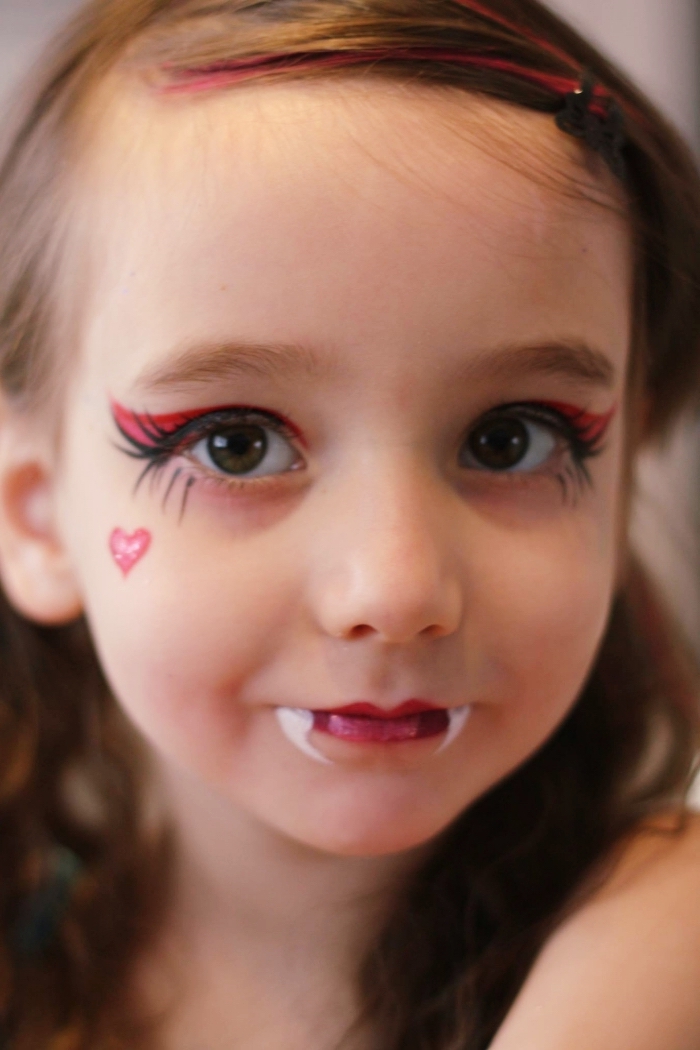 exemple de maquillage halloween simple pour petite fille, makeup halloween vampire avec rouge à lèvre rouge