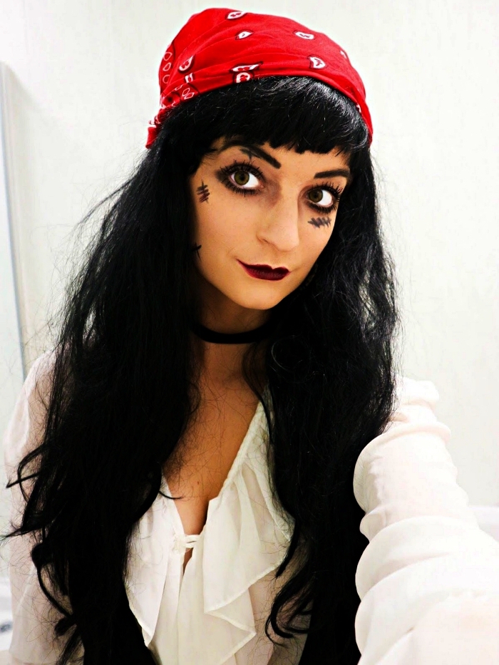 idée maquillage halloween facile pour un look de pirate femme, maquillage des yeux avec crayon noir