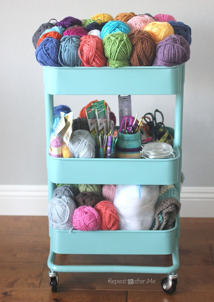 matériel tricotage en pelotes de laine, ciseaux, aiguilles et autres outils pour tricoter, idee deco recup