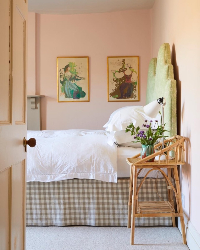 comment décorer une chambre aux murs rose avec plafond et sol en gris clair, idée déco chambre rose et gris