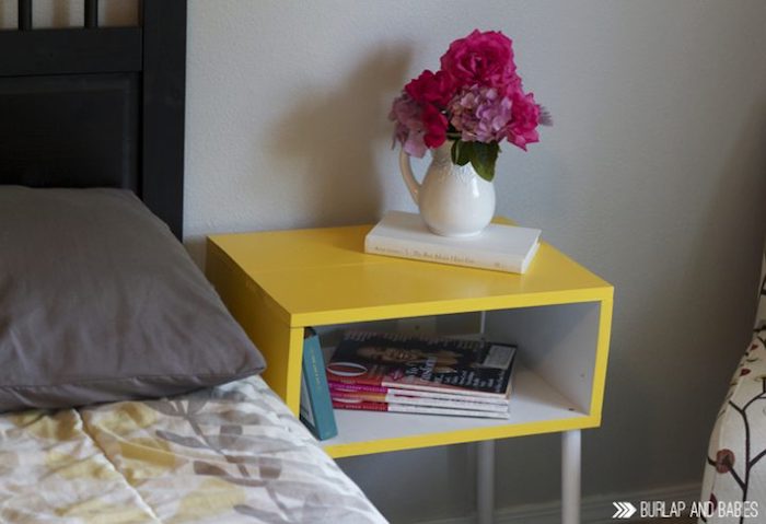 Table de chevet jaune décorée de vase avec fleurs, idée peinture pour meuble de cuisine, repeindre un meuble bois coloré