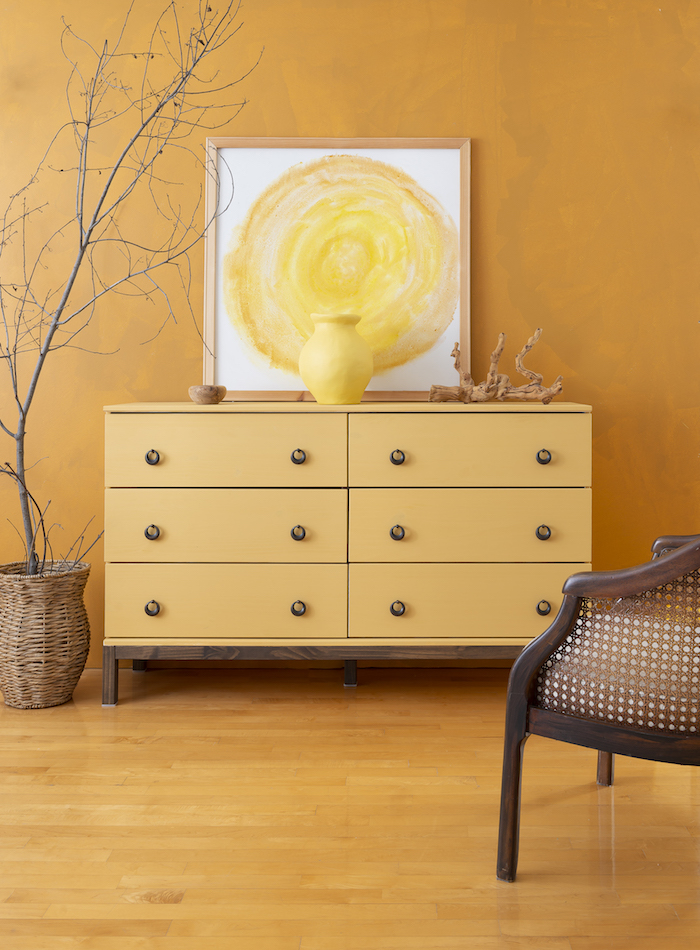 Orange chambre avec orange commode et vase et peinture, relooker un meuble en bois, idée meuble peint pour rénovation 