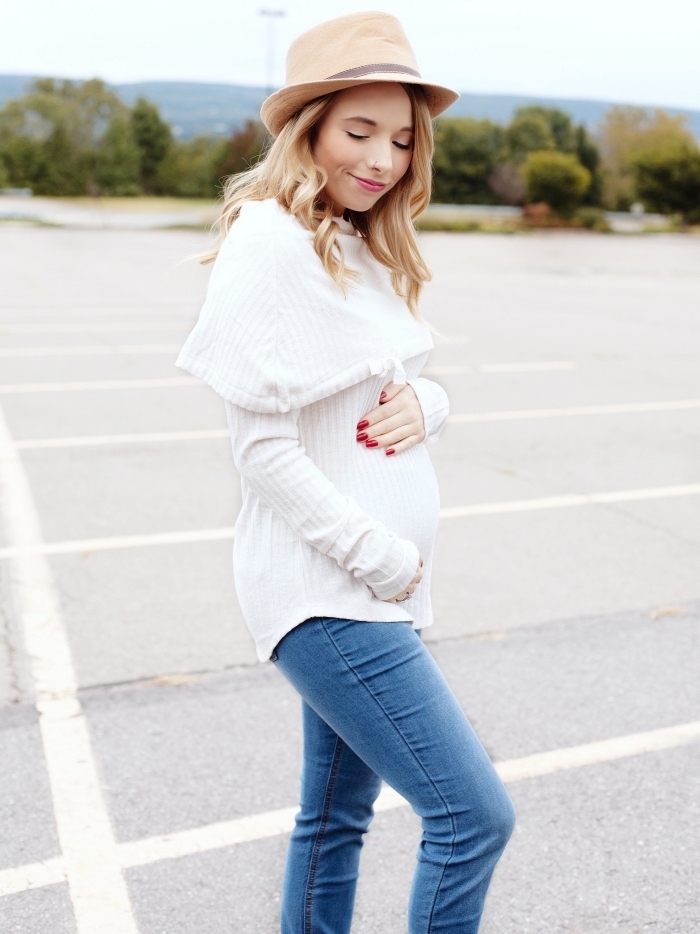 vetement de grossesse, look femme grossesse casual en blouse blanche et jeans clairs avec capeline bohème beige