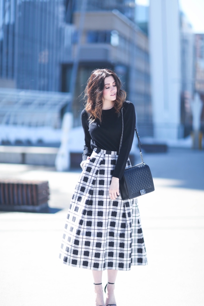 look femme stylé en blanc et noir hiver, vêtements mode femme automne hiver 2019, modèle de jupe midi fluide