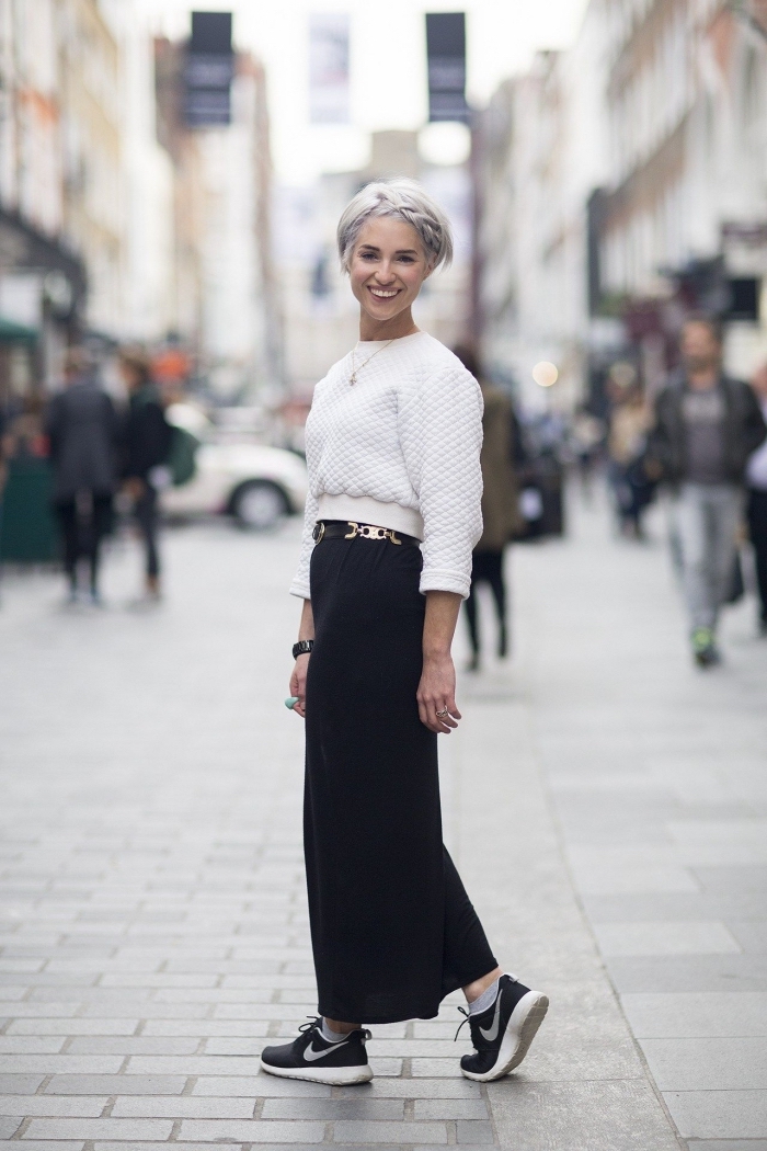 look stylé femme hiver, comment porter une jupe noire longue avec un pull blanc, vêtements tendance hiver femme