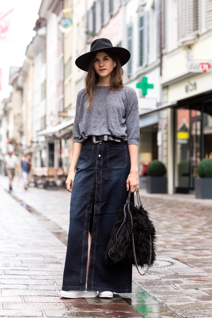 mode femme automne-hiver, idée look chic en jupe taille haute denim foncé combiné avec blouse grise et accessoires noirs