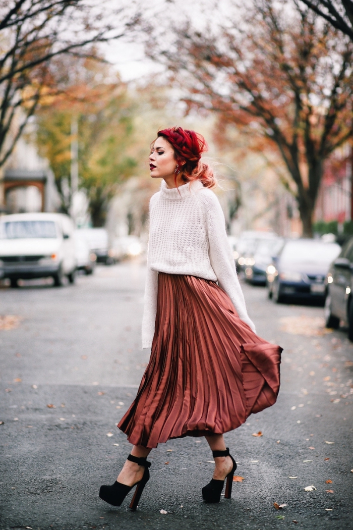 vêtements tendance automne-hiver, idée tenue casual chic en jupe longue plissée bordeaux combinée avec pull