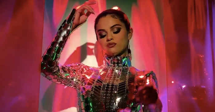 Selena Gomez et sa nouvelle chanson et clip officiel, look ultra moderne, cheveux lisses en haut chignon, tenue combinaison miroir 