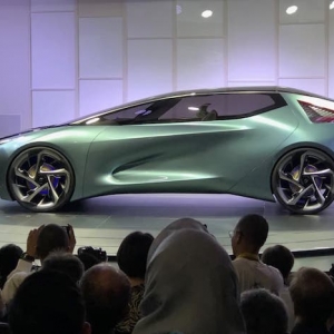 Lexus présente ses premières voitures électriques - concept-car déployant un drone