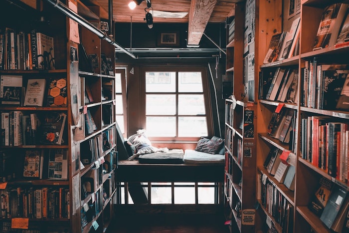 Détente avec livre dans la main, cool coin lecture dans une grande bibliothèque, ménage à domicile, mieux gérer son temps