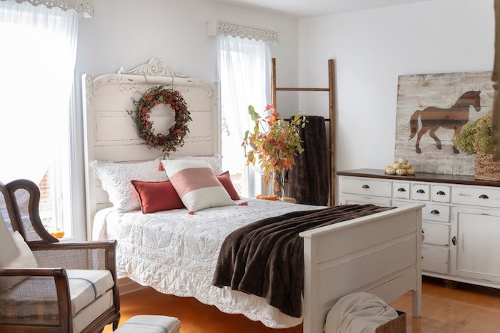 Chambre à coucher lit réparé en blanc, relooker meuble ancien en moderne, customiser meuble peinture coloré