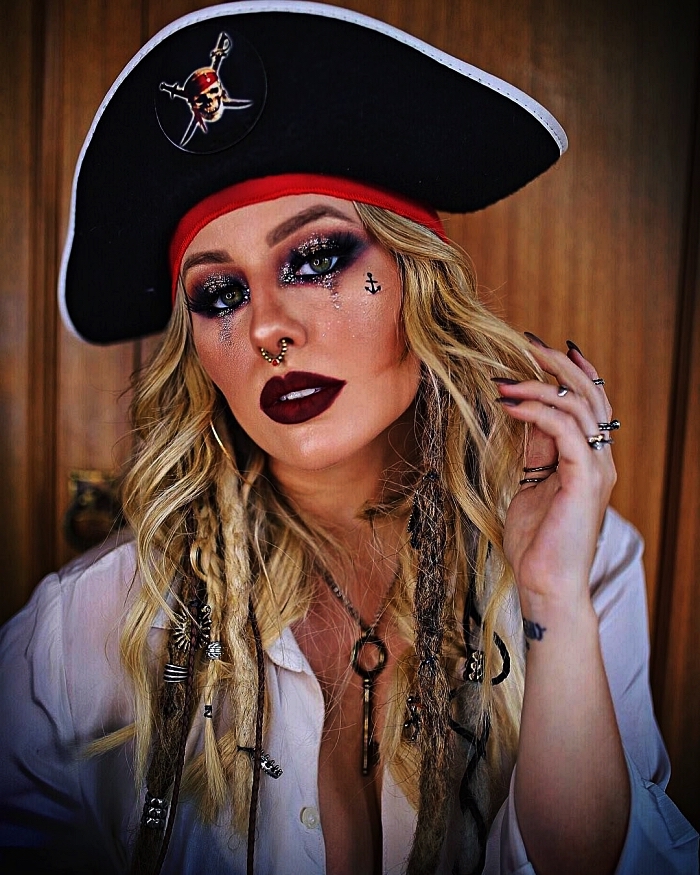 idée de maquillage pirate femme, comment se maquiller en pirate glam, maquillage des yeux pailleté
