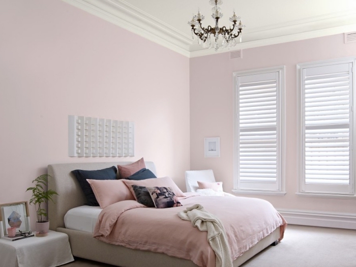idée peinture chambre moderne aux murs rose pastel avec plafond blanc et sol effet ciment, couleur chambre adulte rose
