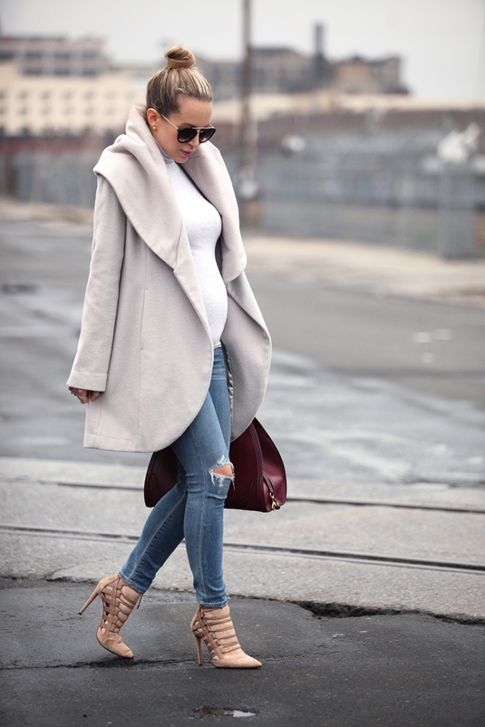 tenue grossesse de style casual chic en jeans déchirés avec chaussures hautes et manteau grossesse cape en blanc gris