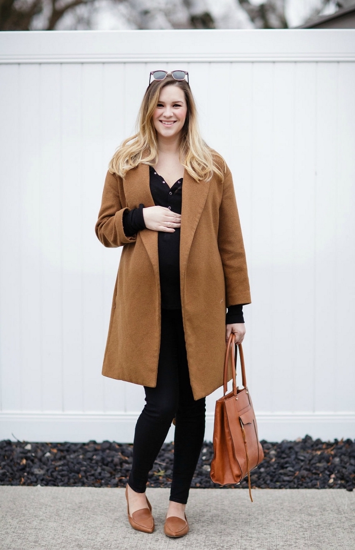 mode femme enceinte automne hiver 2019, modèle de manteau femme enceinte en camel, look total noir avec manteau et accessoires marron
