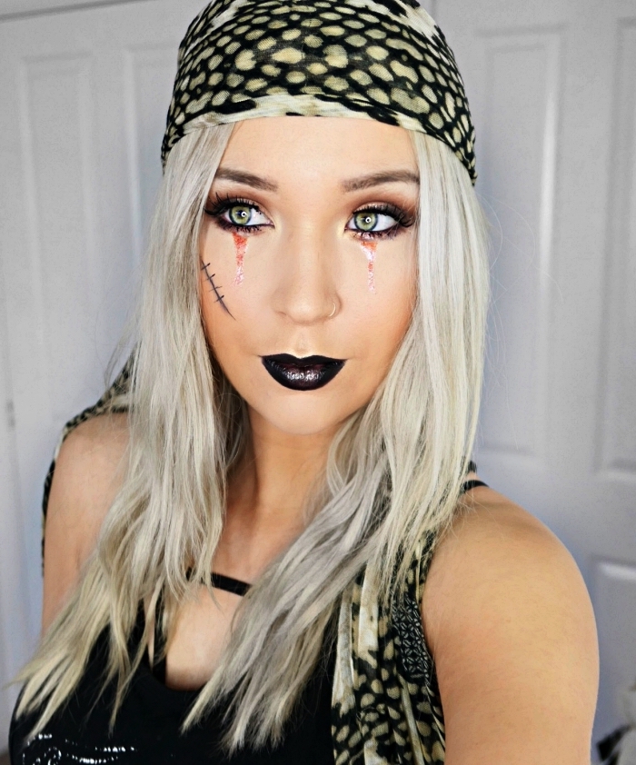 maquillage halloween simple pour créer un look de pirate glam, maquillage de pirate avec fausse cicatrice, bouche noire et regard souligné