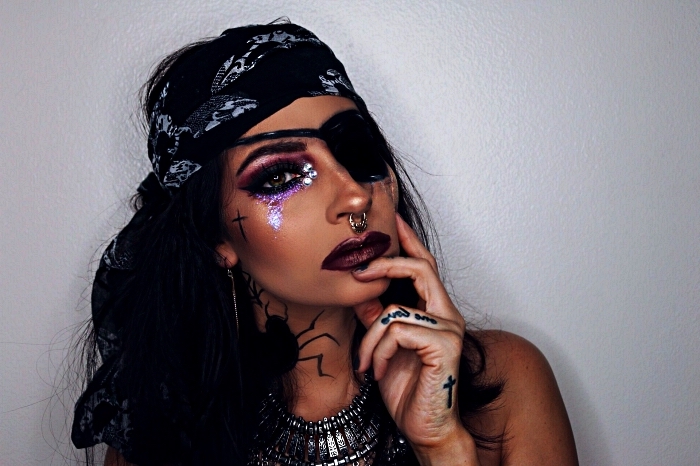 maquillage pirate femme dans les tons noir et violet, maquillage des yeux glitter pailleté avec bijoux de peau