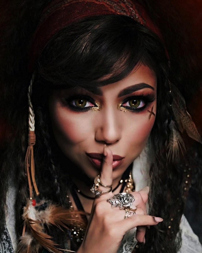 maquillage pirate femme avec regard souligné de crayon noir et du glitter or au coin des yeux