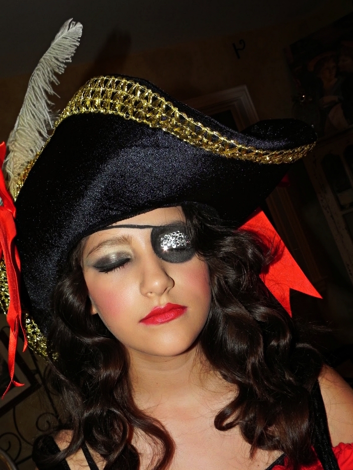 maquillage halloween facile et rapide, maquillage de femme pirate avec cache-oeil dessiné au crayon noir et aux ombres à paupières avec une touche de glitter sur la paupière