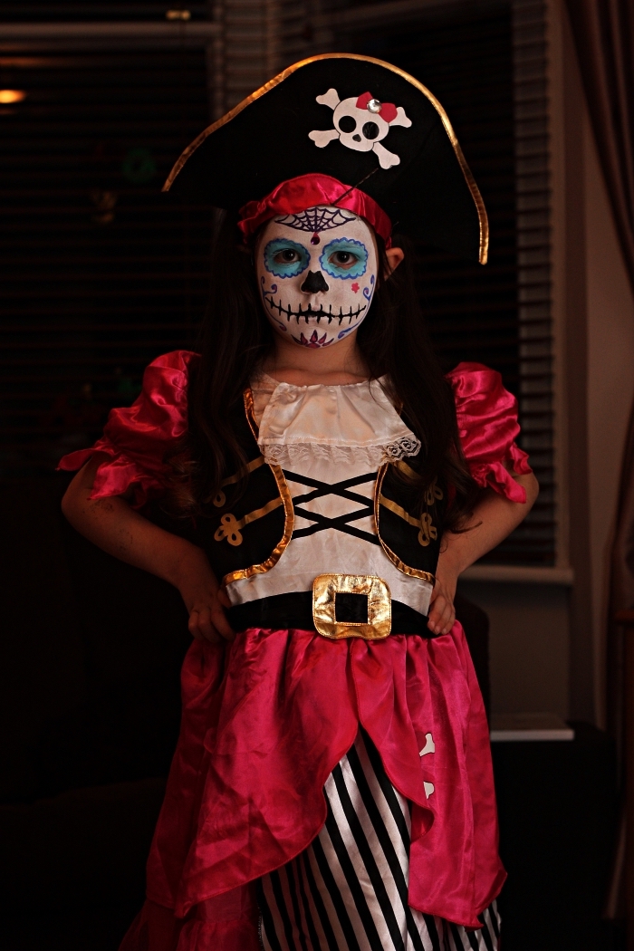 deguisement pirate fille associé à un maquillage tête de mort mexicaine, idée de déguisement halloween pour fille