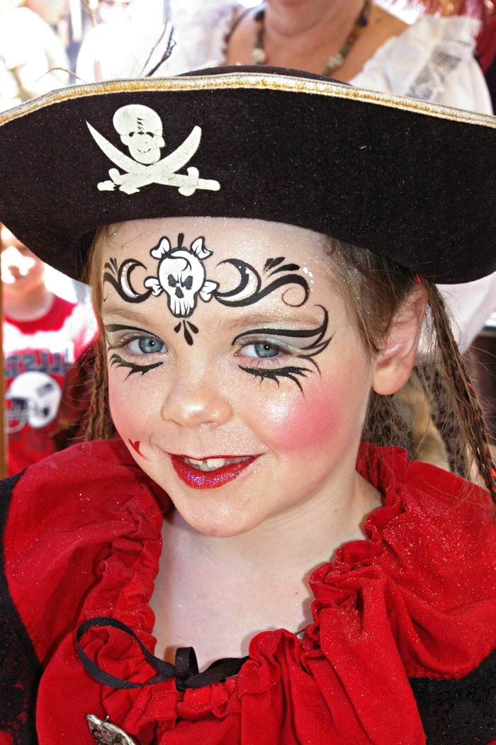 idée de maquillage pirate fille avec dessin tête de mort sur le front, déguisement de pirate pour fille 