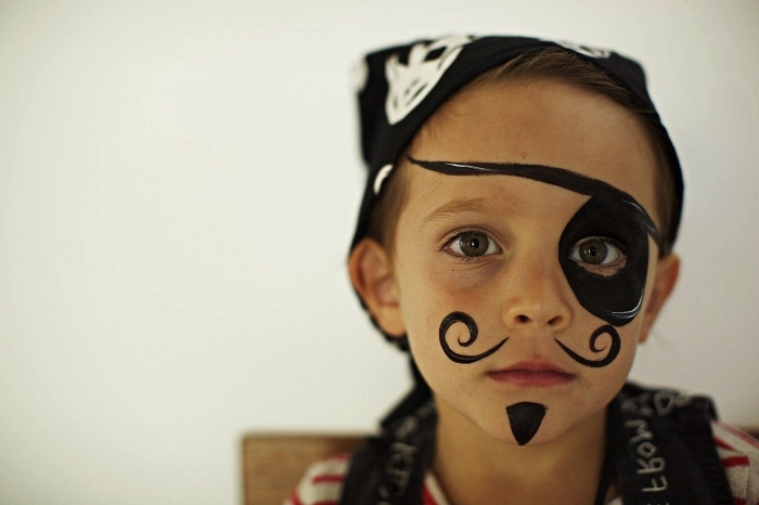 maquillage pirate garçon réalisé avec snazaroo, dessin de cache-oeil noir et de moustache pour un maquillage de pirate facil