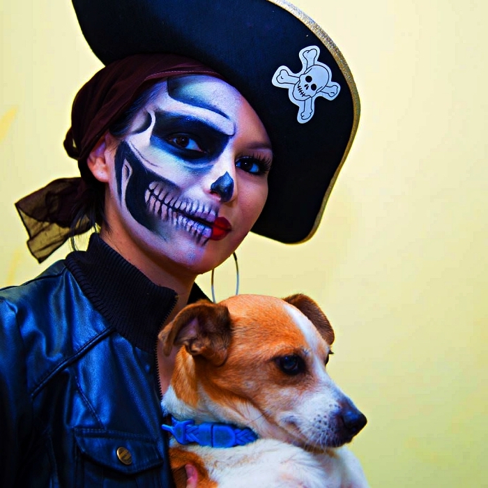 maquillage halloween simple et original, maquillage de pirate squelette sur la moitié du visage
