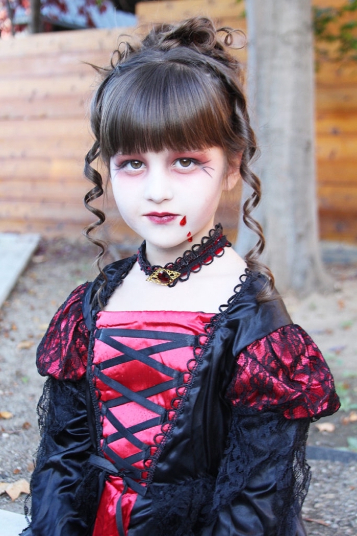 idée déguisement Halloween pour fille vampire, tenue vampire en robe avec coiffure cheveux attachés pour fille