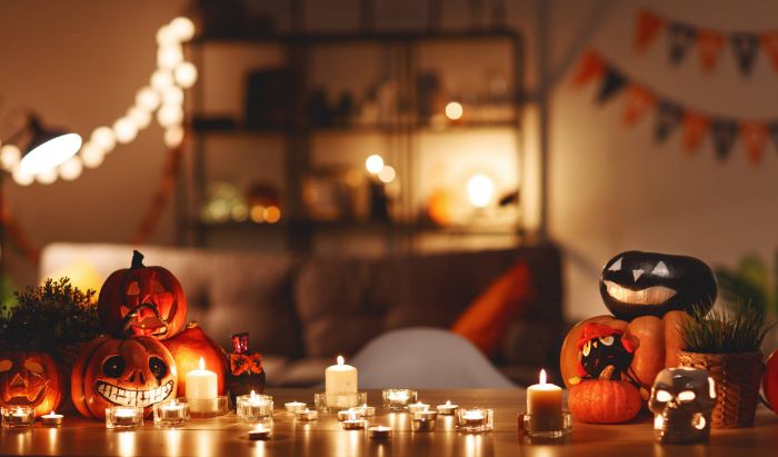 comment décorer pour halloween chez vous, guirlande lumineuse, bougies decoratives