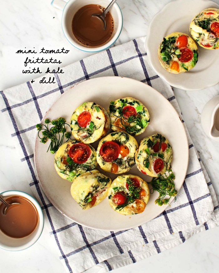 mini-quiches aux tomates, chou kale et aneth riches en protéines, muffins salés aux oeufs et légumes façon mini-quiches sans pâte