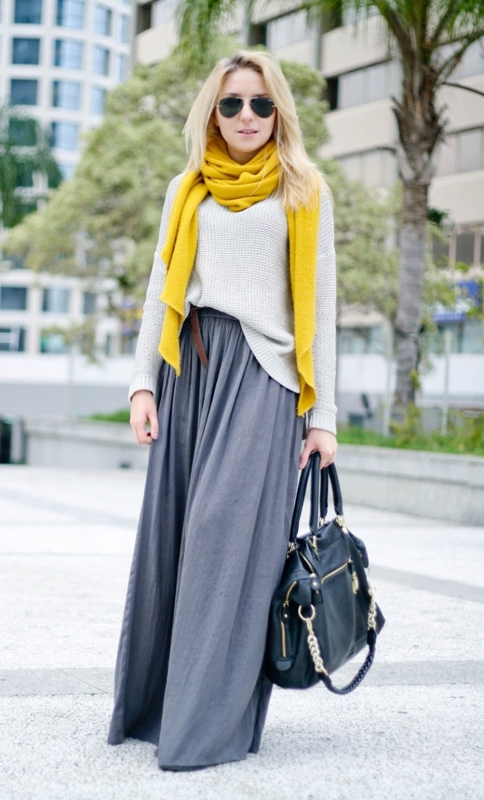 tenue stylé femme en blouse beige et jupe longue fluide, idée accessoire tendance mode automne femme, porter une écharpe en couleur flashy