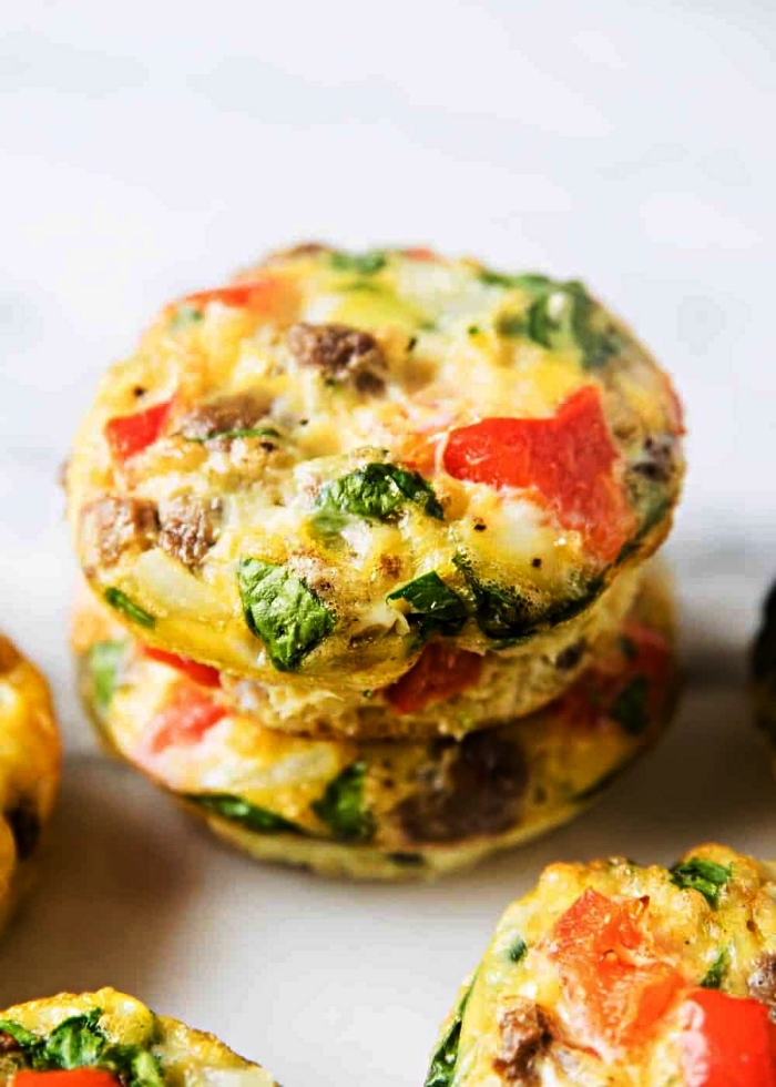muffins salés façon mini-quiches aux légumes et aux champignons, idée de petit-déjeuner riche en protéines