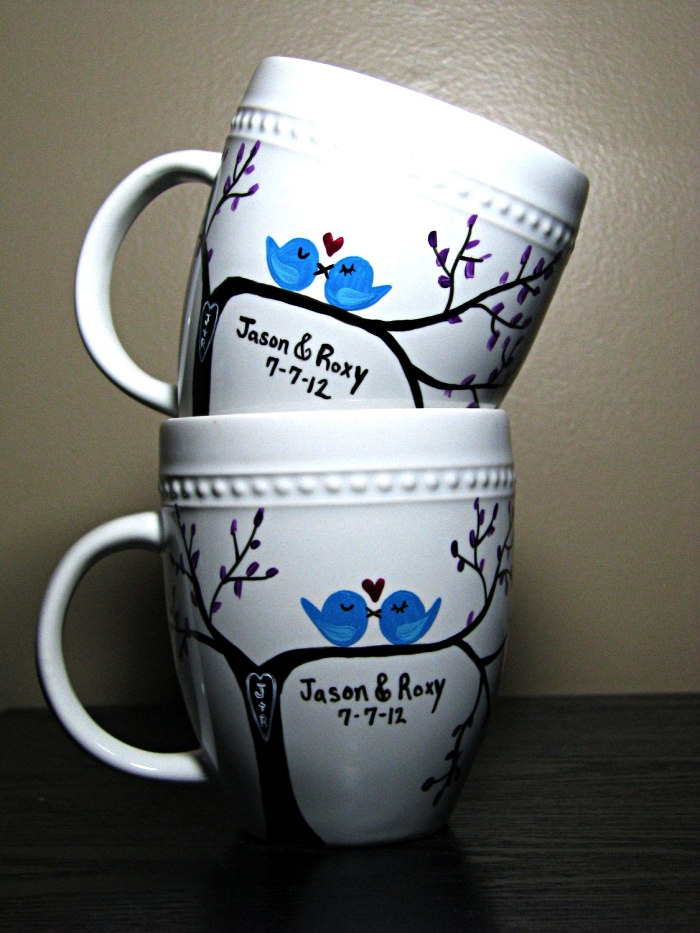 set de deux mugs en porcelaine dessinés à la peinture porcelaine, mug personnalisé à dessin arbre et oiseaux amoureux