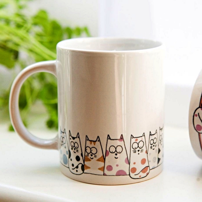 dessiner sur des mugs en porcelaine, mug personnalisée avec dessins chats mignons tout autour sa base