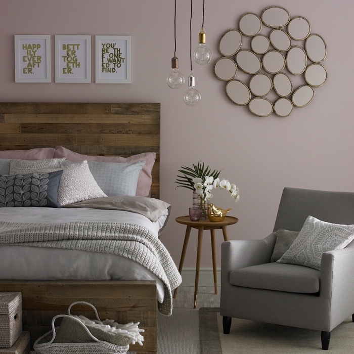 design intérieur moderne en couleurs neutres, décoration chambre aux murs en rose poudré peinture et meubles gris