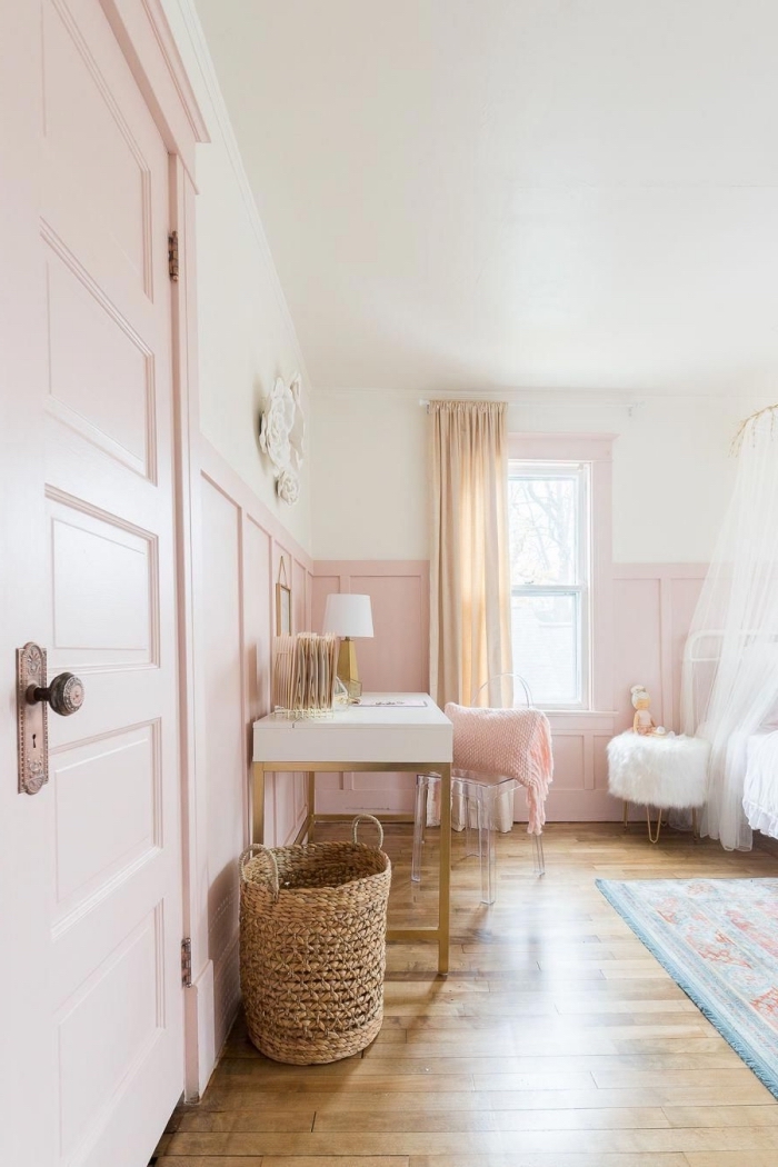 comment décorer une chambre petite fille, design chambre rose et gris avec parquet bois stratifié et plafond blanc