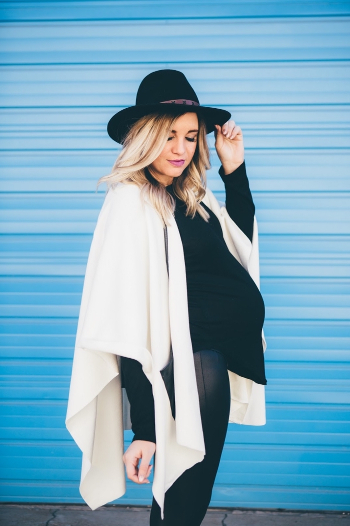 vetement de grossesse de style bohème chic, idée tenue femme enceinte en look total noir avec poncho blanc