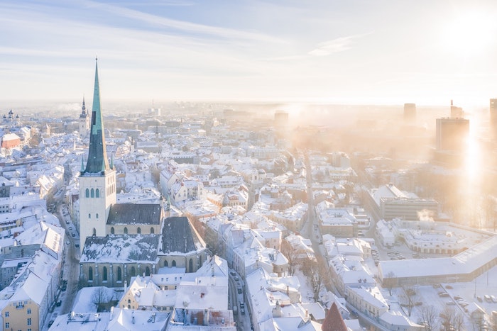 image paysage urbain avec plusieurs églises et bâtiments historique, fond écran prague sous l emprise de la neige