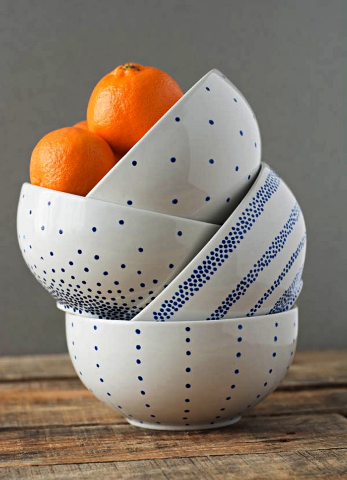 ensemble de quatre bols en céramique décorés de petits points bleus réalisés au feutre pour porcelaine