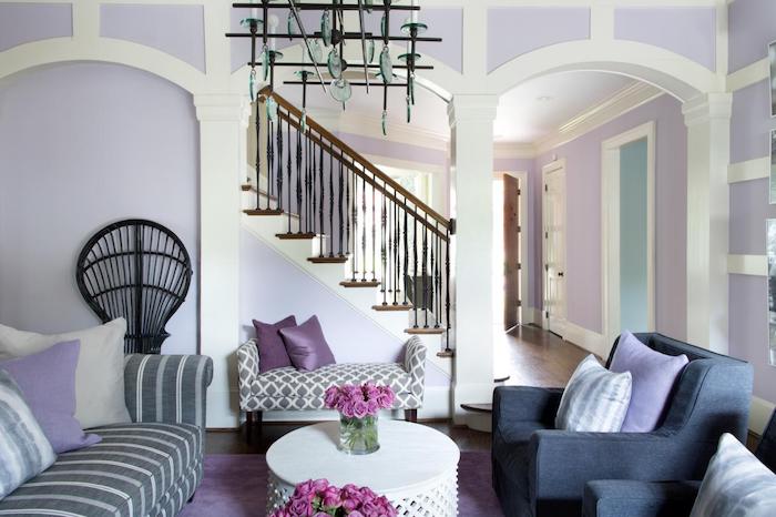 murs couleur lavande pour une deco romantique de salon cosy avec canapé gris et blanc et fauteuils gris anthracite, table basse blanche