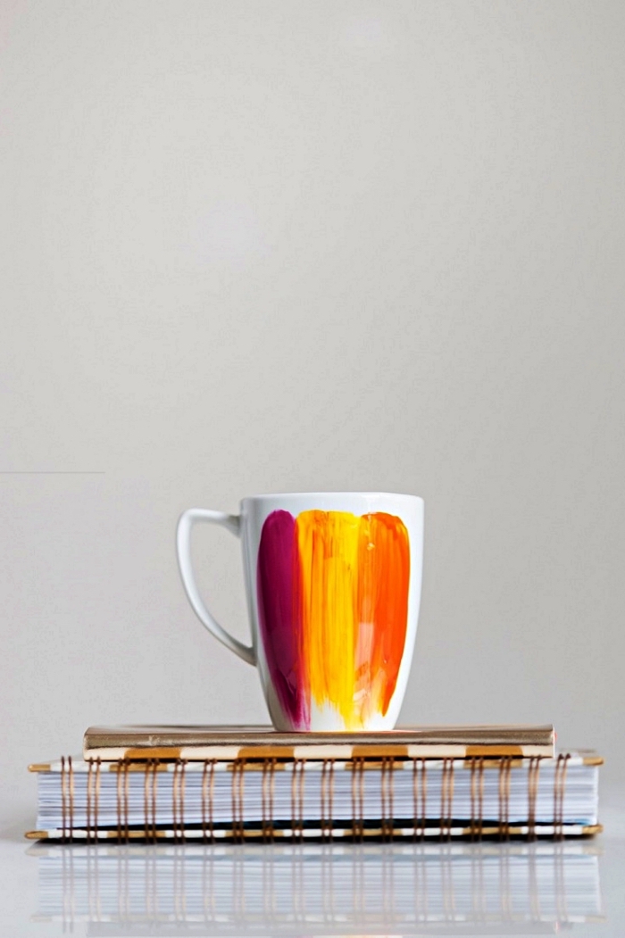 peinture porcelaine abstraite sur mug, personnaliser un mug avec des bandes de peinture orange, jaune e mauve 