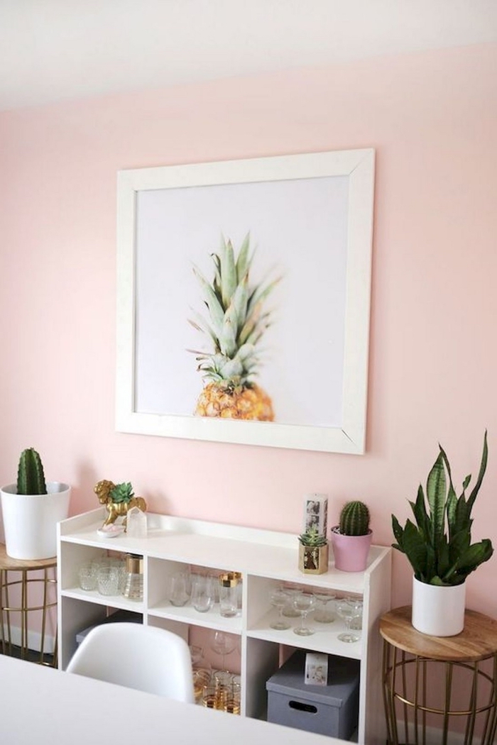 design intérieur moderne en blanc et rose, idée décoration pièce aux murs de couleur rose pale avec meubles blancs