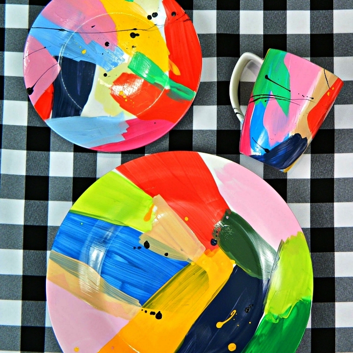 activité créative pour décorer sa vaisselle en porcelaine, peinture sur assiettes et mugs, assiettes et tasses à café à motifs abstraits peints à la main