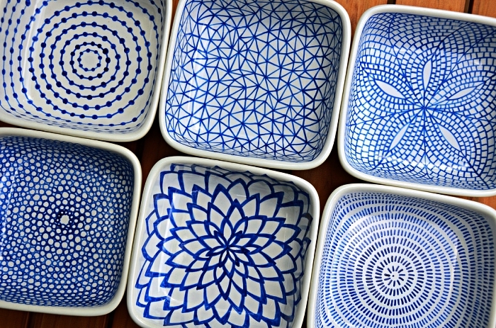 peindre des motifs japonais bleus sur vaisselle en porcelaine, customiser des assiettes avec de la peinture à porcelaine